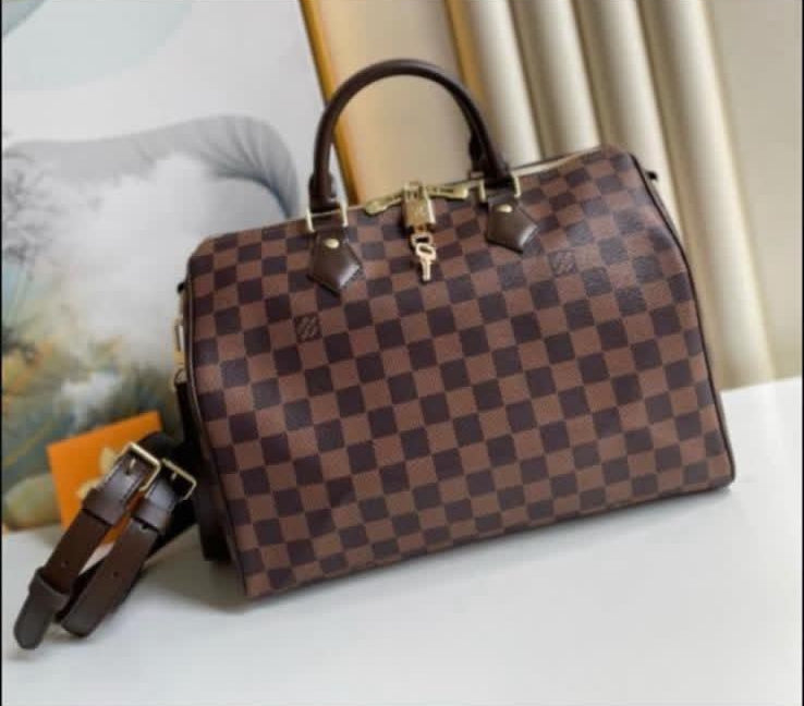 Luxury Leather Borsa LV 029 Premium Tote Bag – sleek black leather, gold LV logo, spacious interior, ideal for professionals