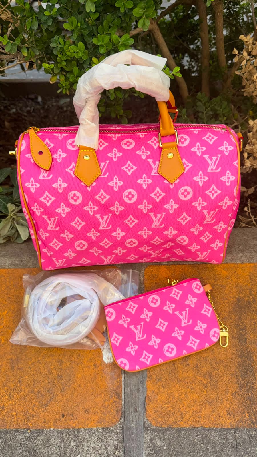 LV Borsa 022 premium leather handbag, refined craftsmanship, gold details, versatile for daily use.