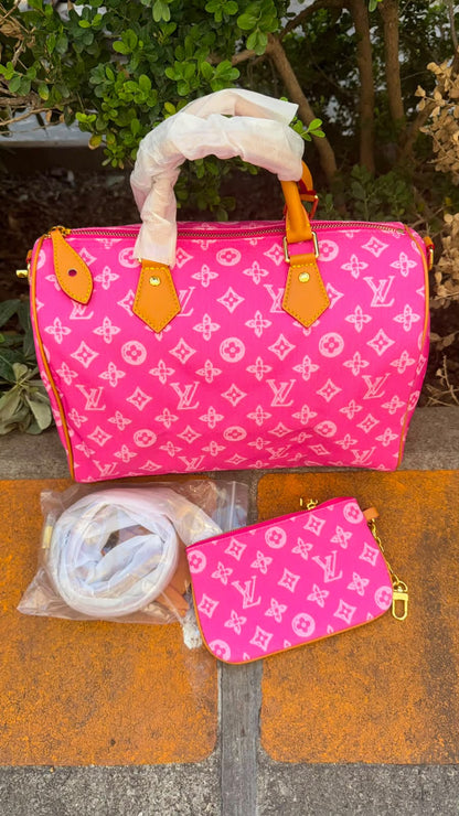LV Borsa 022 premium leather handbag, refined craftsmanship, gold details, versatile for daily use.