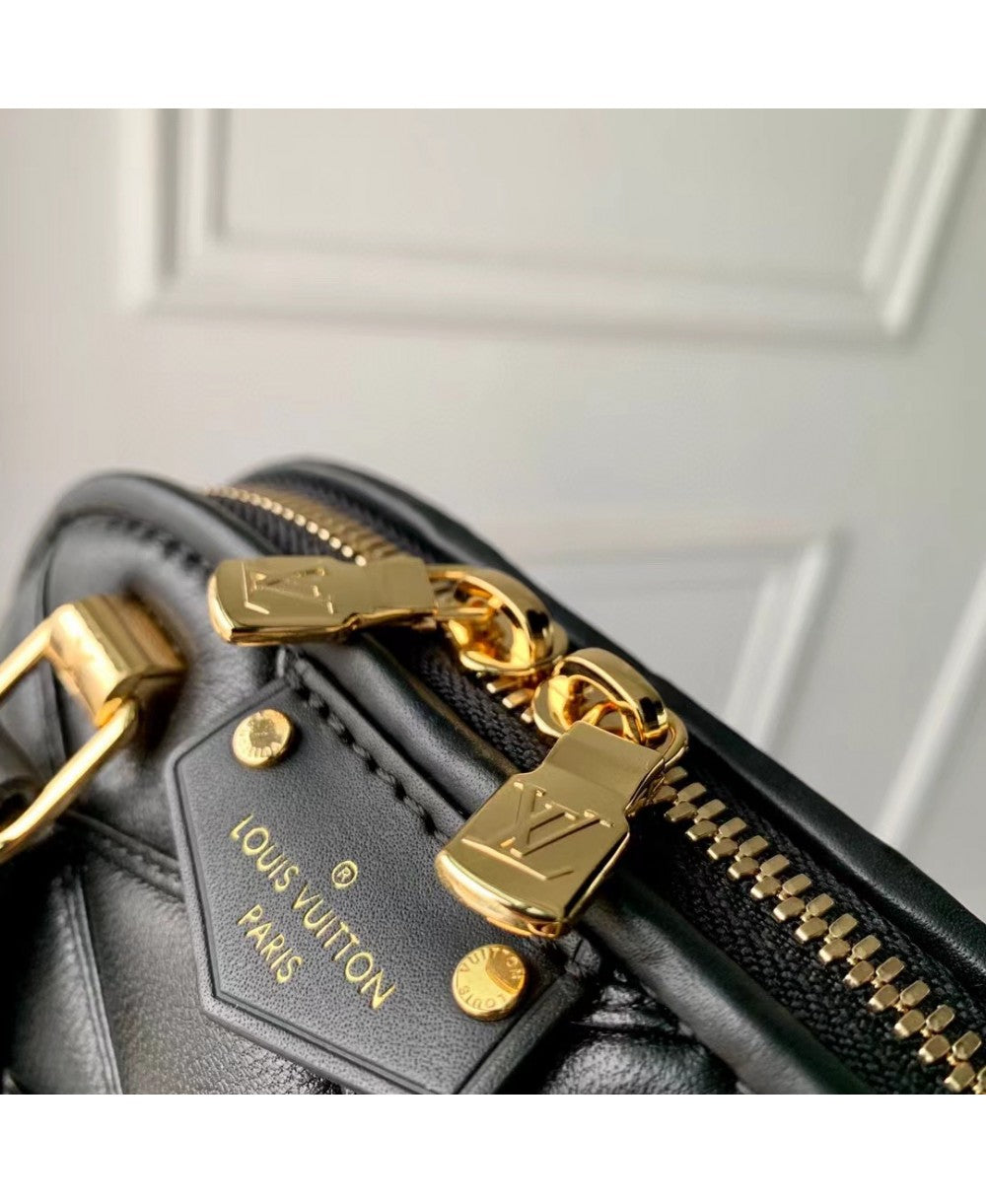 Louis Vuitton Alma Nano in Pelle di Agnello con Motivo Malletage