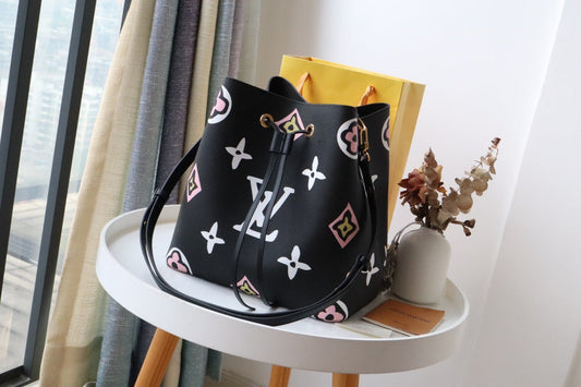 Louis Vuitton NéoNoé in Tela Monogram - Nero